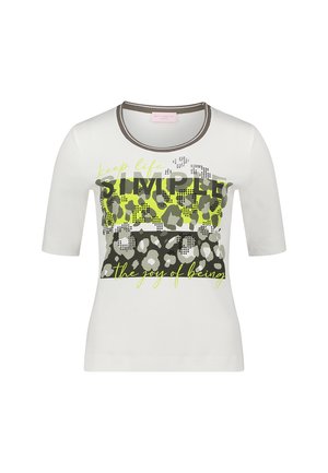 Witte T-shirt met korte mouwen, blokken met luipaardprint in groen en grijs, tekst "hou het LEVEN SIMPEL" en "de vreugde van het zijn" in gele script.