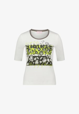 Biała koszula z krótkim rękawem z blokami w panterkę w zielonym i szarym kolorze, z napisami "keep life SIMPLE" i "the joy of being" w żółtym stylu pisma odręcznego.