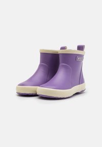 Para krótkich fioletowych gumowych kaloszy z białymi podeszwami i uchwytami, zaprezentowana na białym tle.