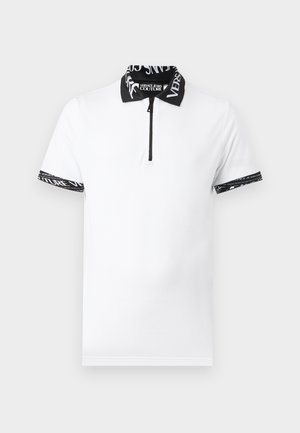 Weißes kurzärmeliges Poloshirt mit schwarzem Kragen und Ärmelabschluss, versehen mit dem Schriftzug "Versace Jeans Couture" und einem vorderen Reißverschluss.