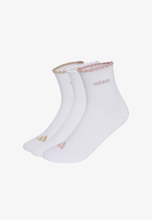 Tri para bijelih čarapa do gležnja s rebrastim manšetama i valovitim rubovima, svaka s malim Adidas logom u različitim pastelnim bojama.