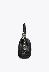 Schwarze Lederhandtasche mit strukturierter Oberfläche, ausgestattet mit einem auffälligen silbernen Kettenriemen und einer eleganten Silhouette vor einem weißen Hintergrund.