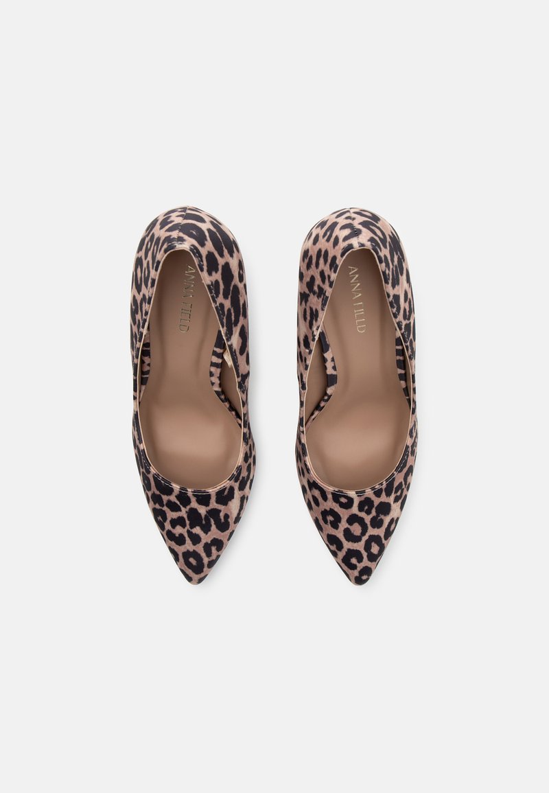 Scarpe con tacco alto in stampa leopardata, con punta affusolata, tomaia in tessuto morbido e interno beige liscio, progettate per una silhouette elegante.