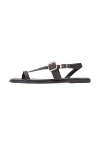 Zwarte platte sandalen van glad materiaal, met dunne bandjes en een rechthoekige gouden gesp als detail. Strak design en open teen stijl.