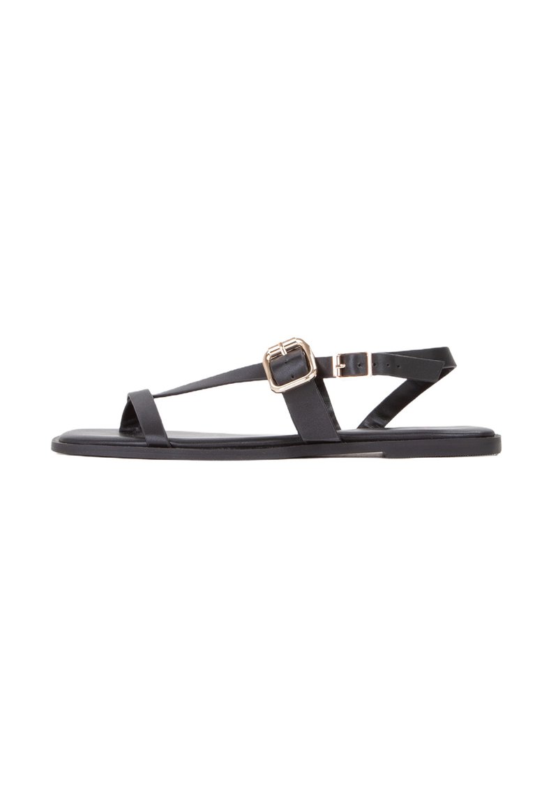 Zwarte platte sandalen van glad materiaal, met dunne bandjes en een rechthoekige gouden gesp als detail. Strak design en open teen stijl.