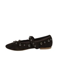 Braune Wildlederschuhe mit flacher Sohle und spitzem Absatz, verziert mit metallischen Nieten entlang des Riemens und des Schaftes. Rutschfeste Ausführung mit glatter Sohle.