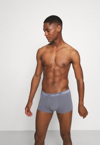 Calvin Klein Underwear LOW RISE TRUNK STRETCH 3 PACK - Cuecas boxer - wave light red/pewter/winterberry