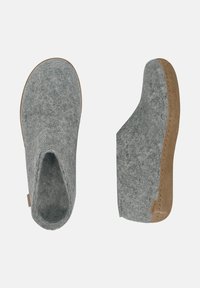 Grå følte slippers med en glat tekstur, lav skæredesign og en lys brun gummisål. Har en syet kant og sidemærkedetalje.