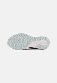 Suela de zapato con una superficie de goma texturizada de color azul claro y una plantilla rosa. El notable patrón triangular proporciona agarre y durabilidad.