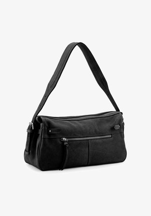 Zwarte leren schoudertas met verstelbare riem, voorvak met rits en een gestructureerd oppervlak, ontworpen voor dagelijks gebruik.