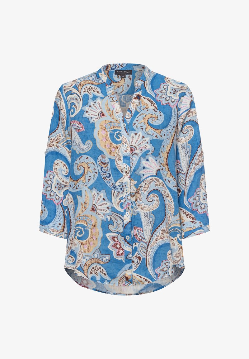 Himmelblaues Hemd mit Knöpfen und einem Paisleymuster in Creme, Braun und Pink. Es hat einen Kragen und dreiviertellange Ärmel und besteht aus einem weichen Material.