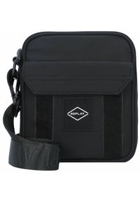 Schwarze Stoff-Crossbody-Tasche mit Klappenverschluss, Velcro-Akzent, verstellbarem Gurt und einem kleinen, rautenförmigen Logo-Patch.
