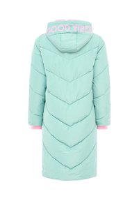 Langer, hellblauer, gepolsterter Mantel mit Kapuze, pinken Bündchen und "GOOD VIBES" in Pink am Rand der Kapuze.