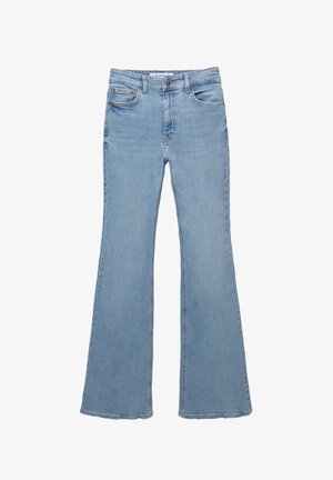 Világoskék farmernadrág magas derékkal, öt zsebbel, gombos záródással és enyhén bővülő szárral.