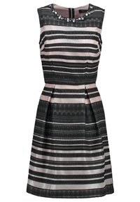 Robe sans manches longueur genou avec des rayures horizontales noires et rose pâle et des ornements en bijoux autour du décolleté.