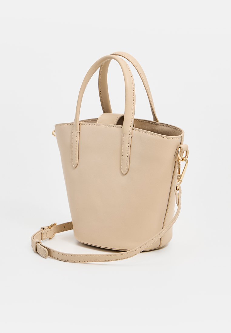 Beige Leder-Eimer Tasche mit zwei oberen Griffen und einem verstellbaren Schulterriemen. Verfügt über eine glatte Textur und ein minimalistisches Design.