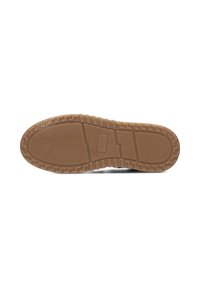 Suola in gomma per sneaker con un colore gommoso e una texture. Presenta un motivo a zigzag e accenti rettangolari, progettati per offrire aderenza e durata.