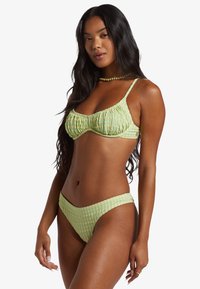 Groen geruit bikini met geplooide details, verstelbare bandjes en bijpassende low-rise broekjes. Zachte, gestructureerde stof met een speels patroon.
