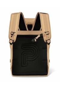 Zaino beige con pannello nero testurizzato caratterizzato da design in rilievo, spallacci imbottiti e fibbie regolabili per una vestibilità sicura.