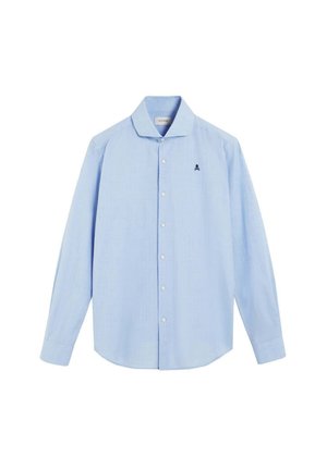 Camisa de manga larga azul claro hecha de tela tejida. Presenta un cuello clásico, cierre de botones y un pequeño logotipo de calavera bordado en negro en el pecho.