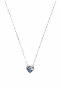 Collana in argento con pendente a forma di cuore, decorato con pietre viola, blu e trasparenti incastonate in un contorno d'argento.