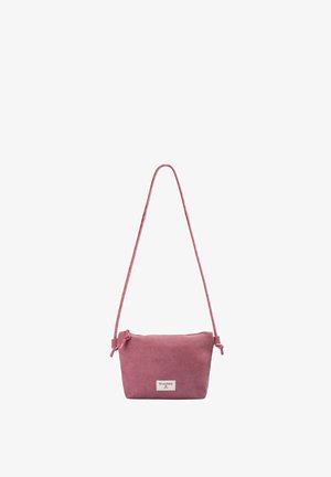 Petit sac bandoulière rectangulaire en daim rose avec une longue sangle fine et une étiquette de la marque Scalpers sur le devant.