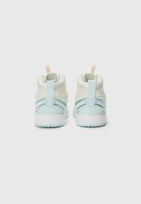 Zapatillas de deporte altas en blanco y azul claro. Parte superior de cuero suave con una suela texturizada. Presenta tiradores y acentos de diseño en capas.
