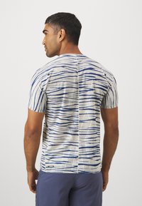 ASICS METARUN SHIBORI - Spordi T-särk - birch/blue