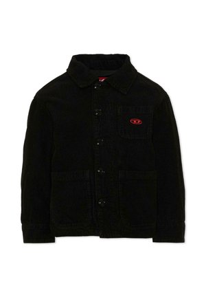 Chaqueta de pana negra con collar, cinco botones delanteros, dos bolsillos inferiores y un bolsillo en el pecho con un pequeño logo ovalado rojo.