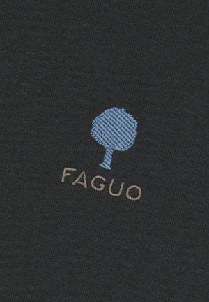 Donkere stof met een geborduurd blauw boomborduurwerk boven de tekst "FAGUO" in beige. De textuur lijkt glad en iets gestructureerd.
