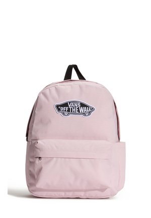 Mochila rosa clara con bolsillo delantero con cremallera y parche negro con el logo "Vans Off The Wall" en la parte superior central, con una asa negra para llevar.