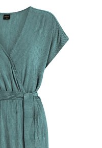 Sukienka kopertowa w kolorze niebieskozielonym z fakturowanymi pionowymi paskami, krótkimi rękawami, dekoltem w kształcie litery V oraz pasem z tego samego materiału przewiązanym w talii.