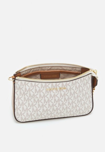 Sac bandoulière Michael Kors en crème avec un motif monogramme MK signature, quincaillerie dorée, fermeture éclair et accents en cuir marron.