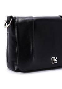 Borsa a mano in pelle sintetica nera con un design strutturato, caratterizzata da un accento del logo argentato e un dettaglio ad anello in metallo sulla tracolla.