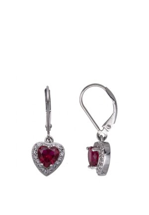 Orecchini in argento con pietre preziose rosse a forma di cuore circondate da piccole pietre trasparenti e chiusure a leva.