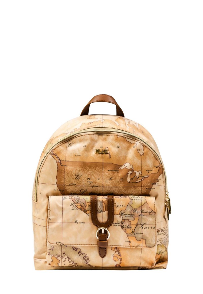 Beżowy plecak z vintage'owym wzorem mapy świata, brązowymi skórzanymi akcentami, okrągłym kształtem, zamknięciem na zamek i przednią kieszenią z klamrą.