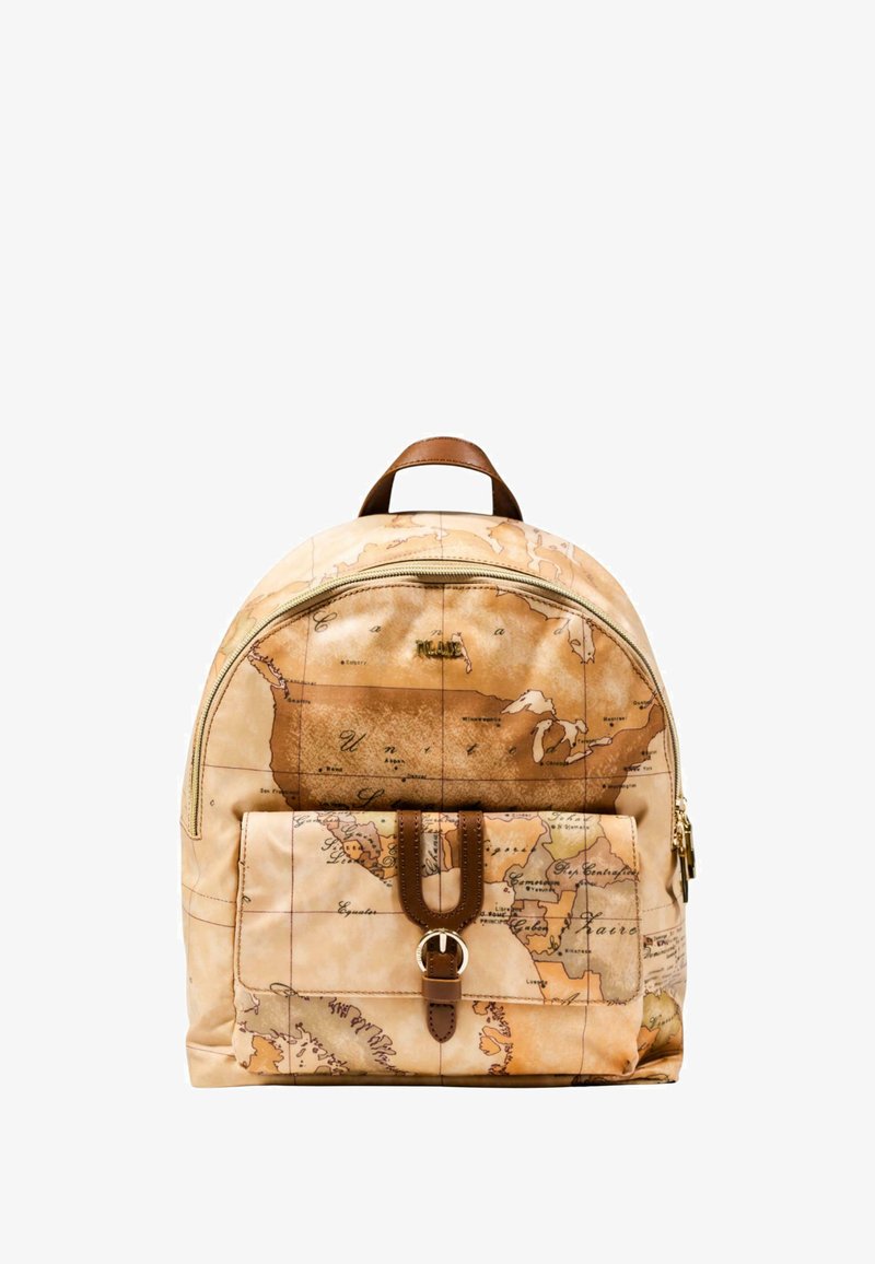 Beżowy plecak z vintage'owym wzorem mapy świata, brązowymi skórzanymi akcentami, okrągłym kształtem, zamknięciem na zamek i przednią kieszenią z klamrą.