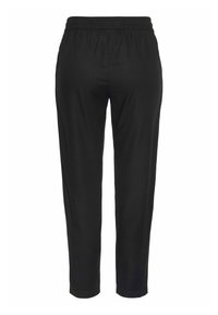Zwarte broek met een elastische tailleband, met een losse pasvorm en taps toelopende benen. Gladde textuur zonder patronen of accenten.