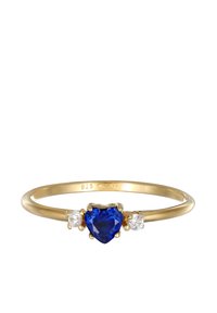 Bague plaquée or avec un gemstone bleu en forme de cœur, encadrée par deux pierres rondes transparentes, montée sur une fine bande au fini poli.