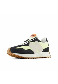 Schwarzer und hellgelber Sneaker mit einem Obermaterial aus Wildleder, der ein beiges N-Logo, weiße Schnürsenkel und eine strukturierte Gummisohle aufweist. Orangefarbener Akzent auf der Zunge.