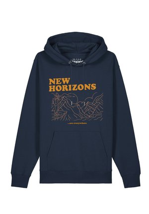 Marineblaue Kapuzenjacke mit orangem Text "NEW HORIZONS" und Linienzeichnung eines Wanderers, der auf Bergen steht, mit dem Satz "are everywhere" darunter.