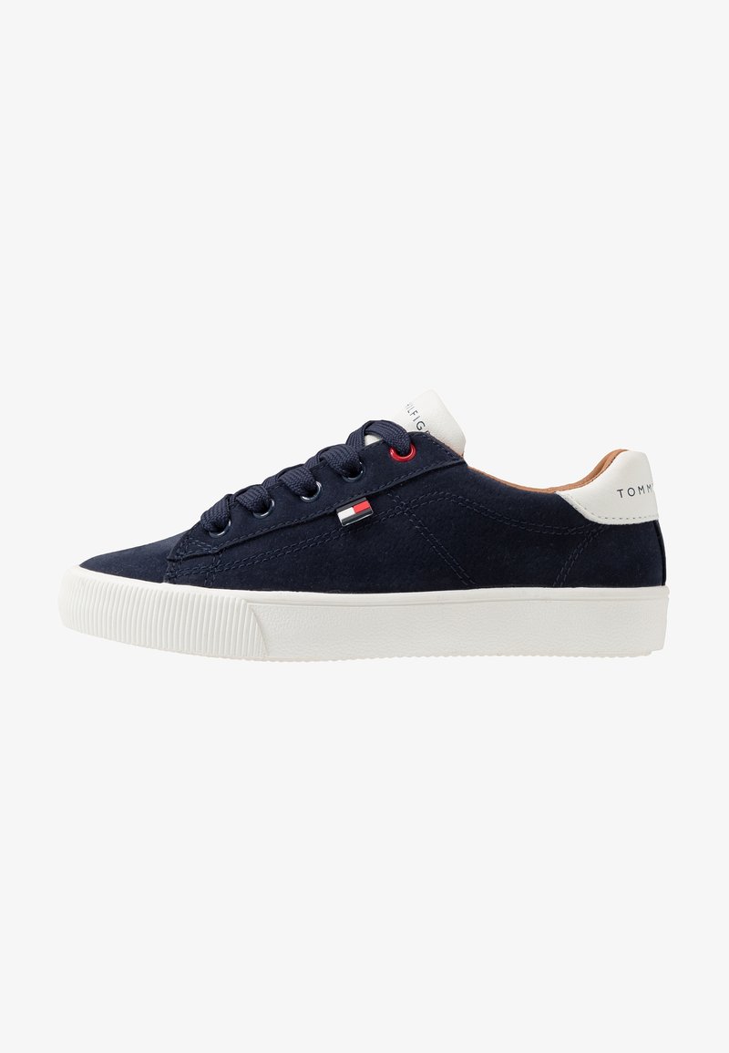 Navy Suede-Sneaker mit weißer Gummisohle und Akzenten, ausgestattet mit blauen Schnürsenkeln und einem Logotag an der Seite zur Markenidentifizierung.