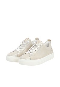 Sneaker in suede beige con accenti lucidi, lacci bianchi e suola texturizzata. Presentano un logo sul lato e un tassello sul tallone.