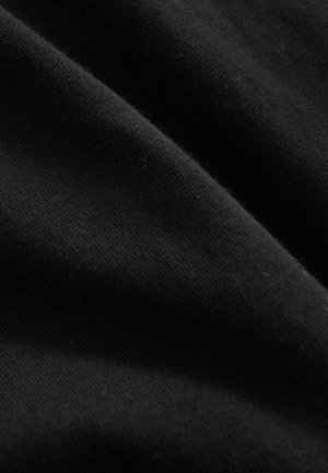 Schwarzer Stoff mit einer glatten Textur, der ein feines Strickmuster aufweist. Das Material wirkt weich und leicht elastisch mit dezentem Glanz.