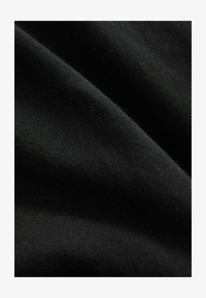 Schwarzer Stoff mit einer glatten Textur, der ein feines Strickmuster aufweist. Das Material wirkt weich und leicht elastisch mit dezentem Glanz.