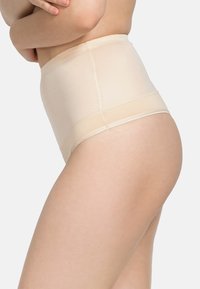 Högmidjade shapewear-trosor i ljusbeige, tillverkade av ett slätt tyg med sömlös finish, med ett elastiskt midjeband för komfort.
