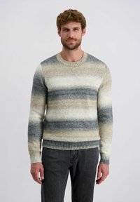 Strickpullover mit rundem Halsausschnitt, gerippten Bündchen und Saum, in einem Farbverlauf mit Streifen in Creme, Beige und Grau.