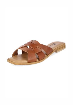 Bruine leren platte sandalen met brede gekruiste banden en lage houten hak.