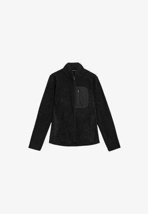 Sort fleecejakke med lynlås foran, stålkrave og sidelommer; har en kontrasterende stoflomme på venstre bryst. Blød tekstur.