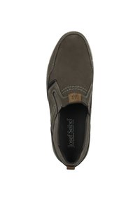 Herren Schuh aus grauem Wildleder mit elastischen Seitenpaneelen, Kontrastnähten und einem braunen Akzent am Fersenbereich. Glatte Innenauskleidung.